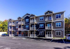 New 2BD Condo, UNB, Hospital, Golf, Patio Coffee